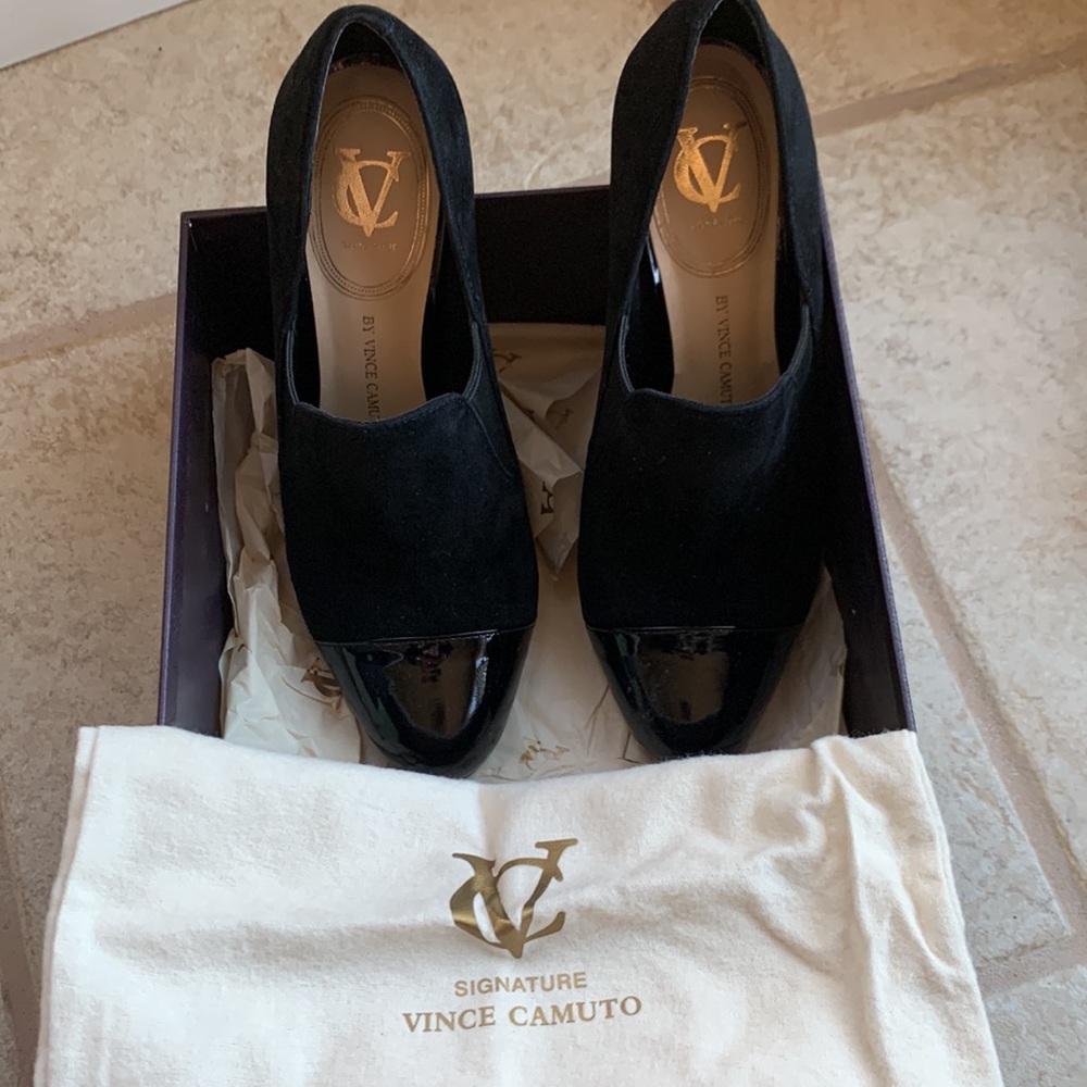 Gorgeous black Vince Camuto signature suede and patent booties.